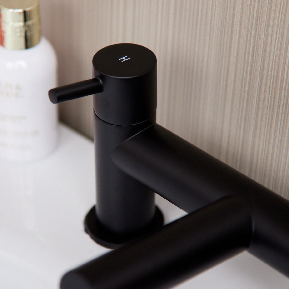 Ellsi Juke Bath Filler Tap MATT BLACK JUK-03-MB LS3