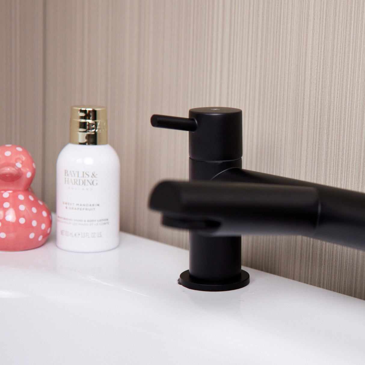 Ellsi Juke Bath Filler Tap MATT BLACK JUK-03-MB LS4