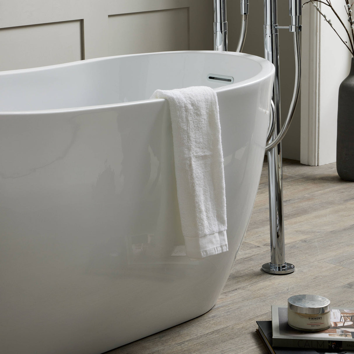 Bathmegastore Marilyn Acrylic Freestanding Slipper Bath L1680 x W730mm Polished White BMMARILYN-BATH-WHITE-1680-WASTE-WHITE LS3